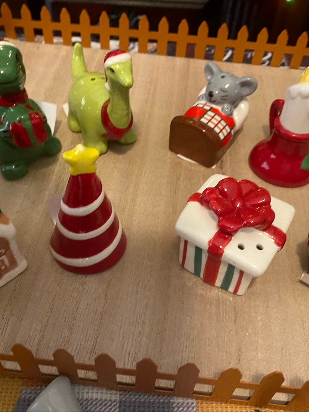 Cracker Barrel Red White and Green Ceramic Holiday Salt Shakers Set